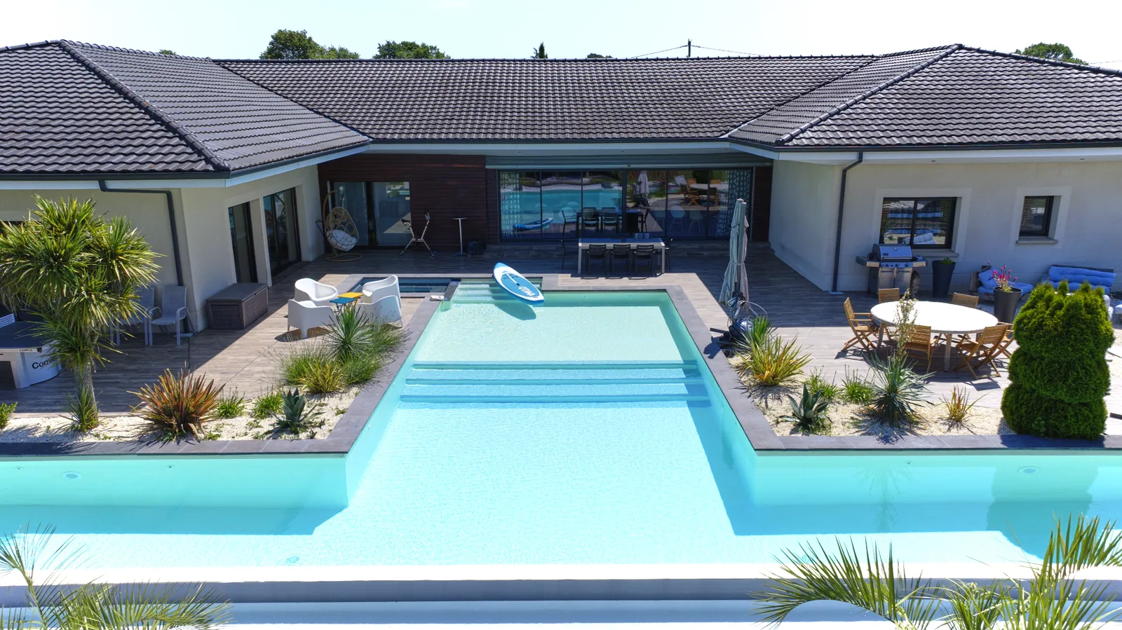 Piscine chauffée 20 mètres en T de la Villa de l'Isle, plage en pierre et parc paysager