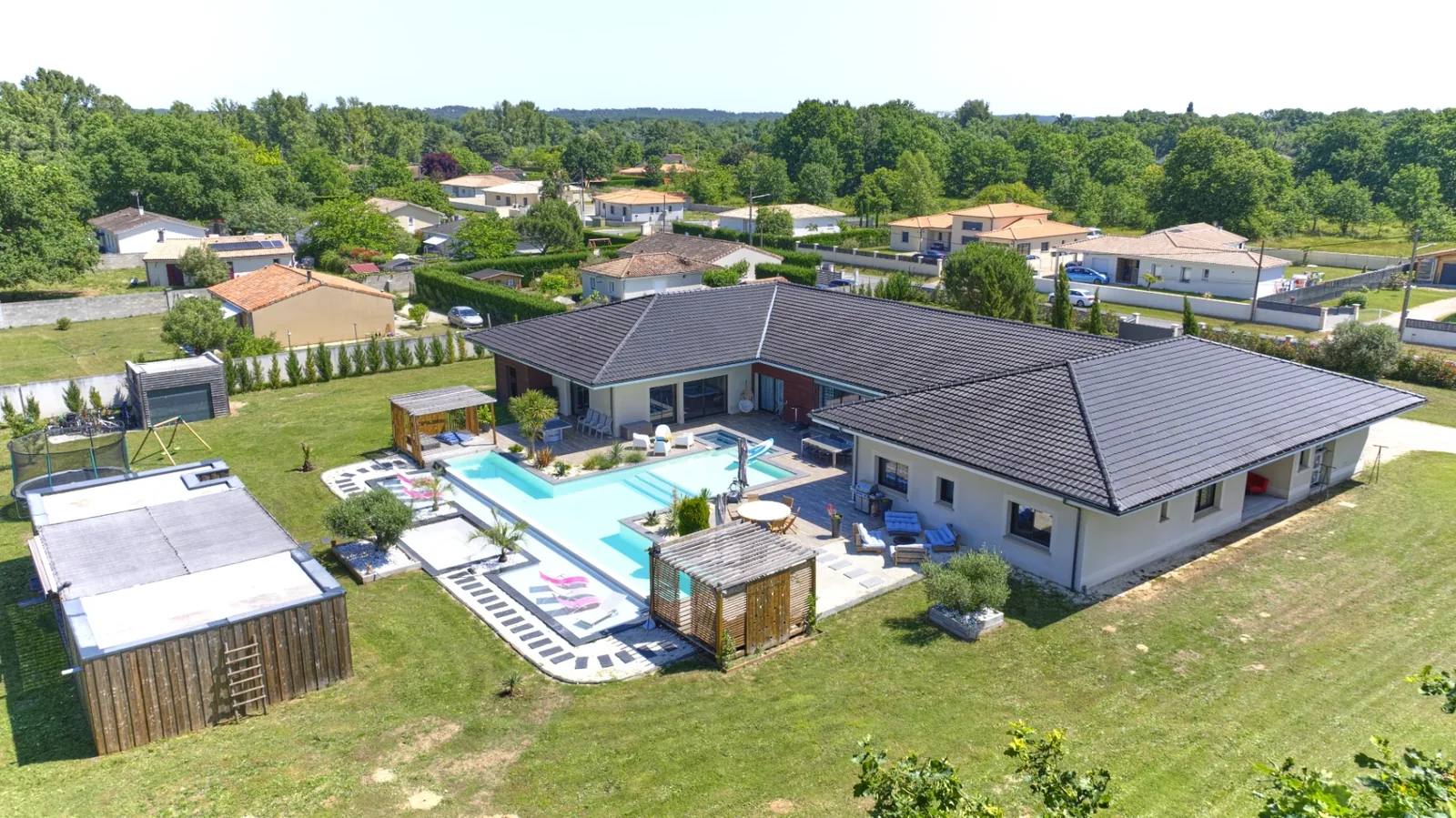 Vue aérienne de la Villa de l'Isle, location de prestige 300 m² avec parc privé à Camps-sur-l'Isle, entre Bordelais et Périgord